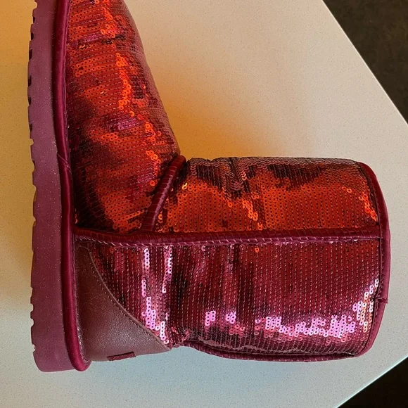 UGG Women’s Size 11 Sparkling Red Sequin Boots with Fuzzy Lining - Picture 5 of 16